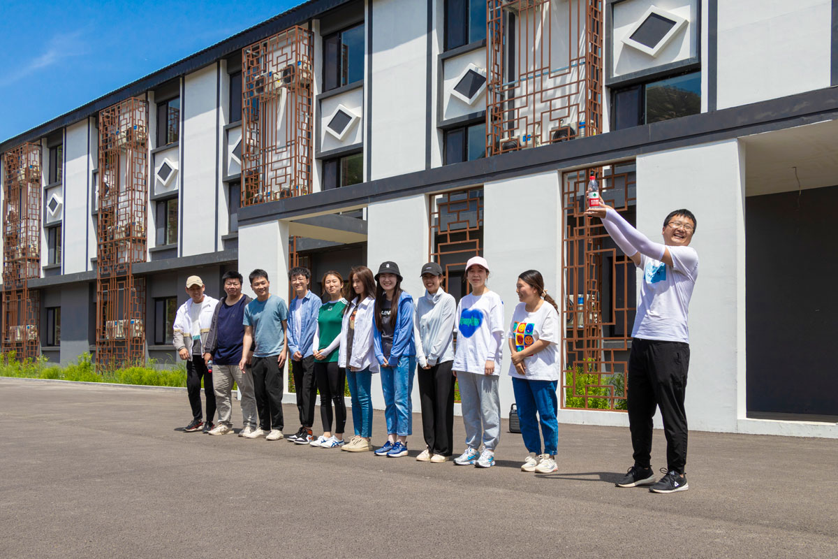 蓮花(huā)童子(zǐ)隊亮(liàng)相(xiàng)