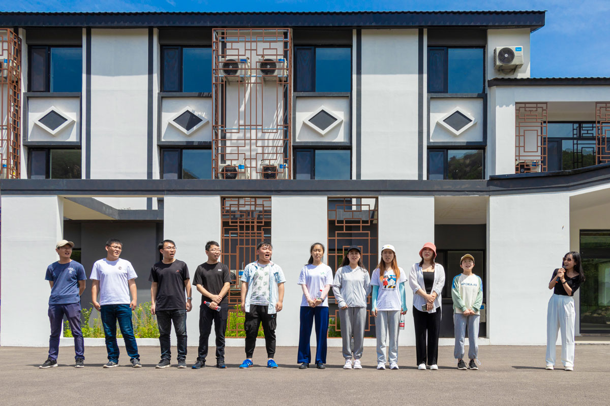 飛(fēi)揚隊亮(liàng)相(xiàng)